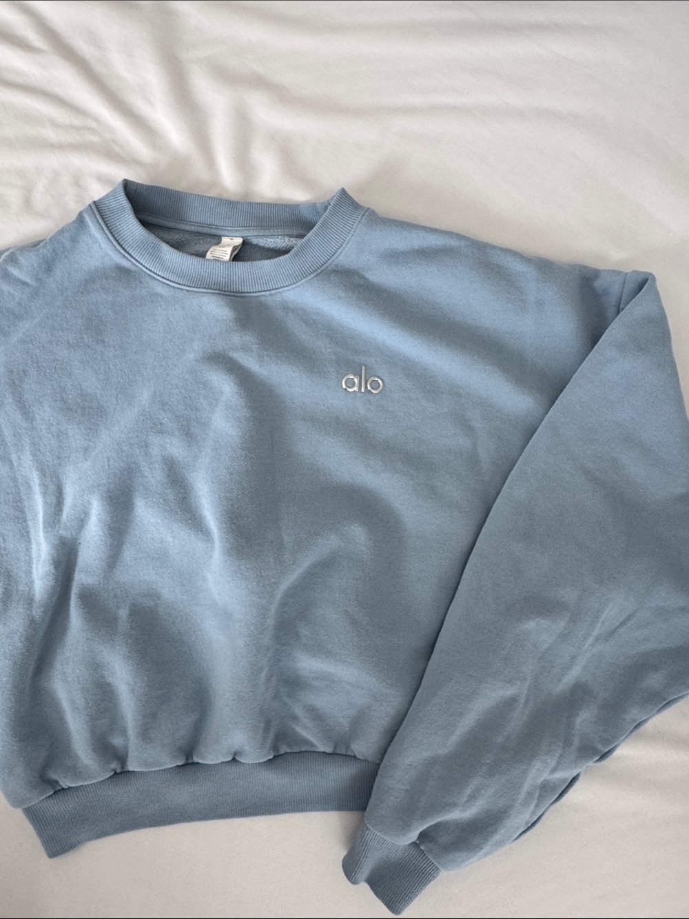 ALO Yoga Women's Dusty Blue Crop Crewneck Accolade Sweatshirt - Picture 3 of 7